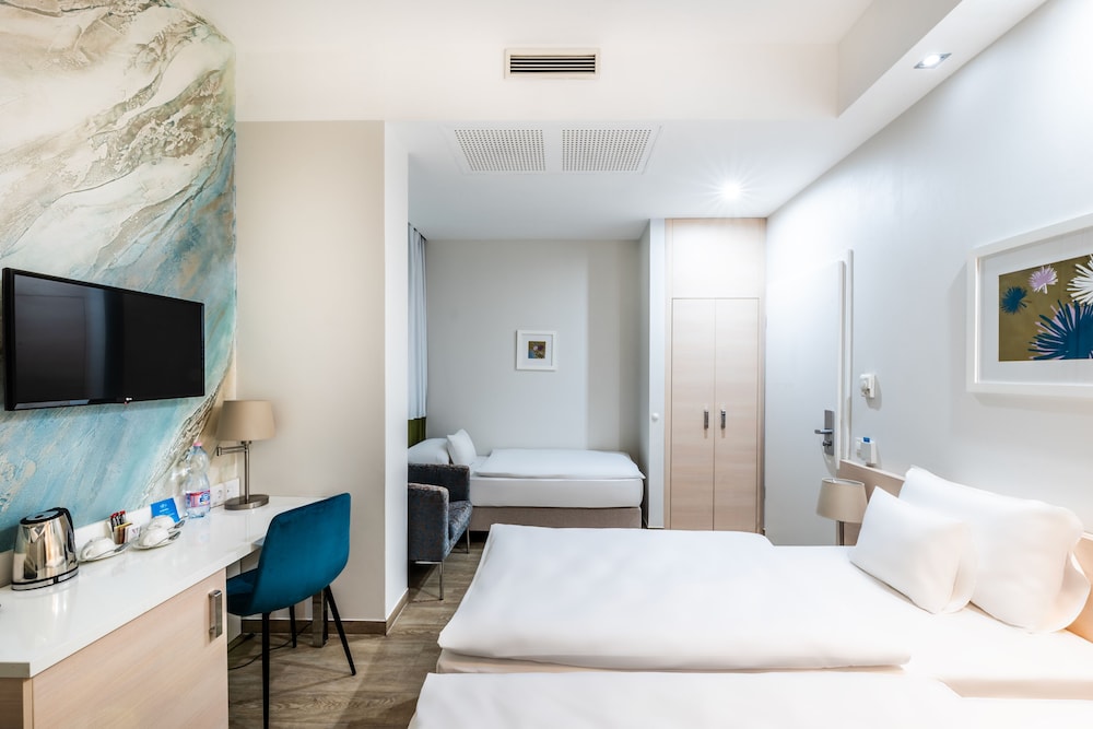 غرفة بثلاثة أسرّة مع سرير إضافي، Atrium Hotel by Mellow Mood Hotels 4/10