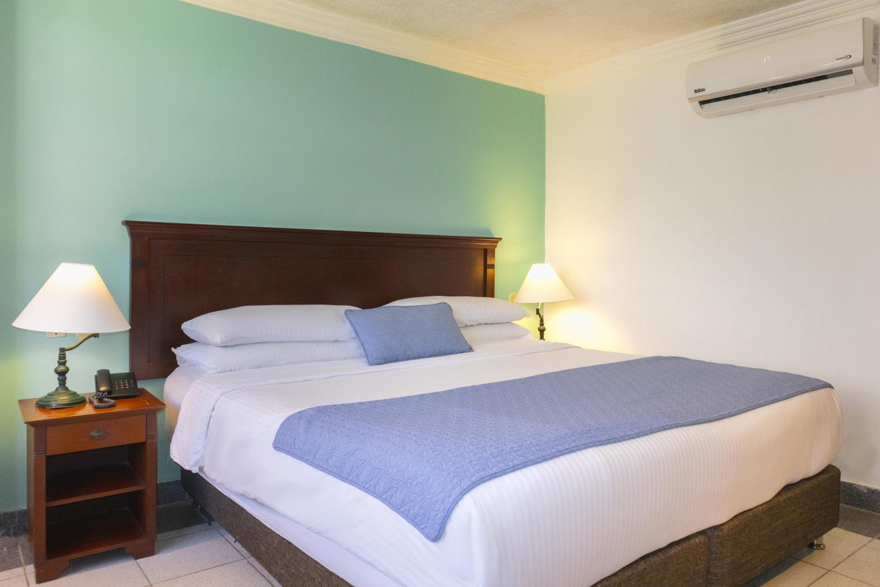 غرفة قياسية بسرير كينج، Hotel Faranda Express Puerta Del Sol Barranquilla, A Member of Radisson Individuals 5/6