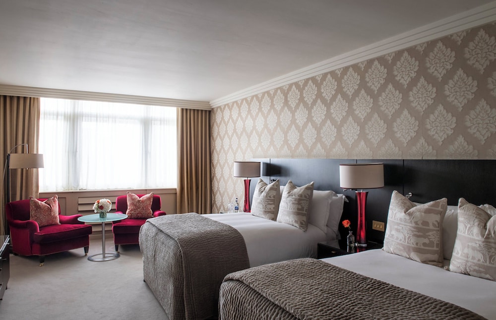 DELUXE, TWIN BEDS, KING AND DOUBLE BED