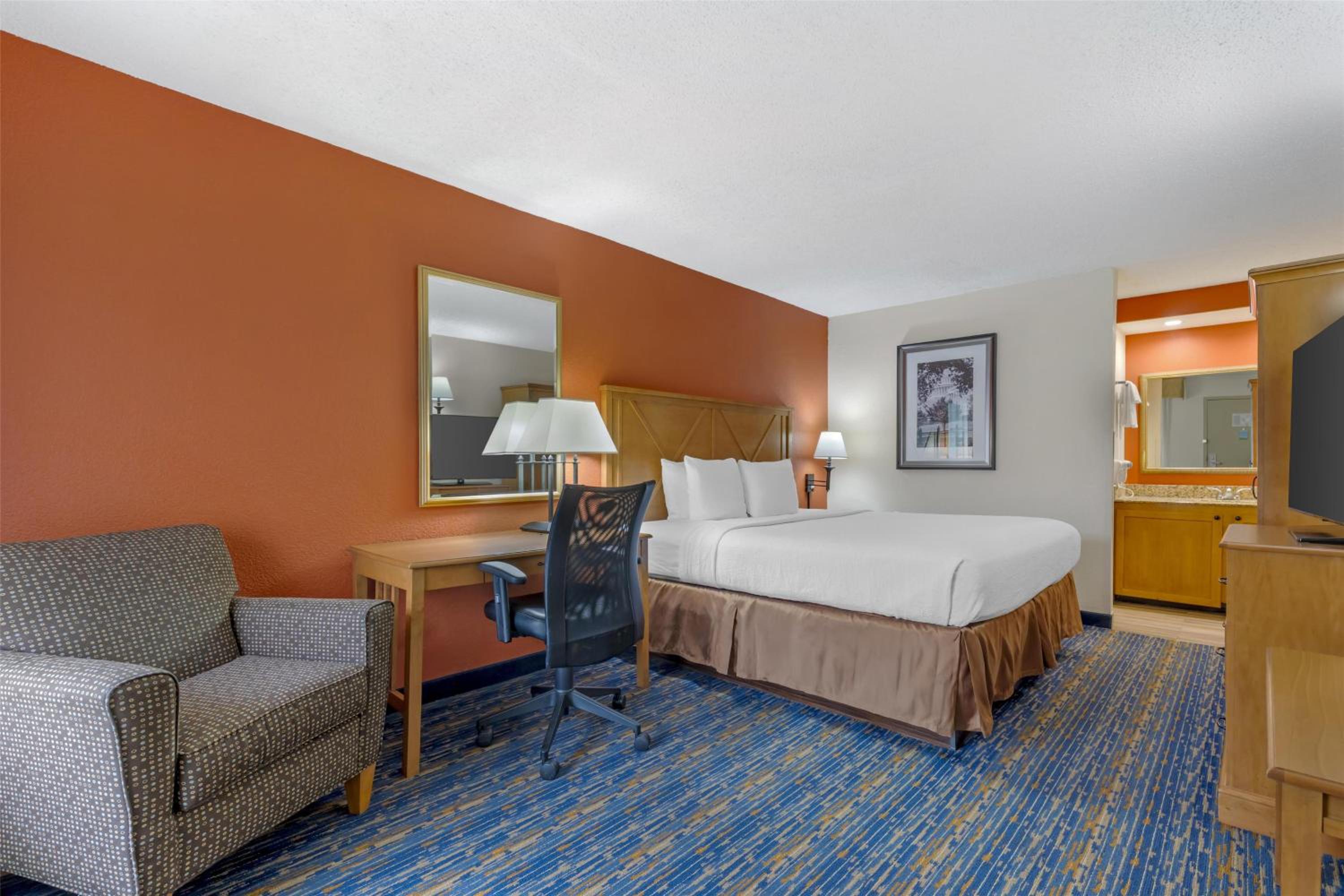 غرفة بسرير كينج في الطابق الأرضي، Best Western Dulles Airport Inn 4/10