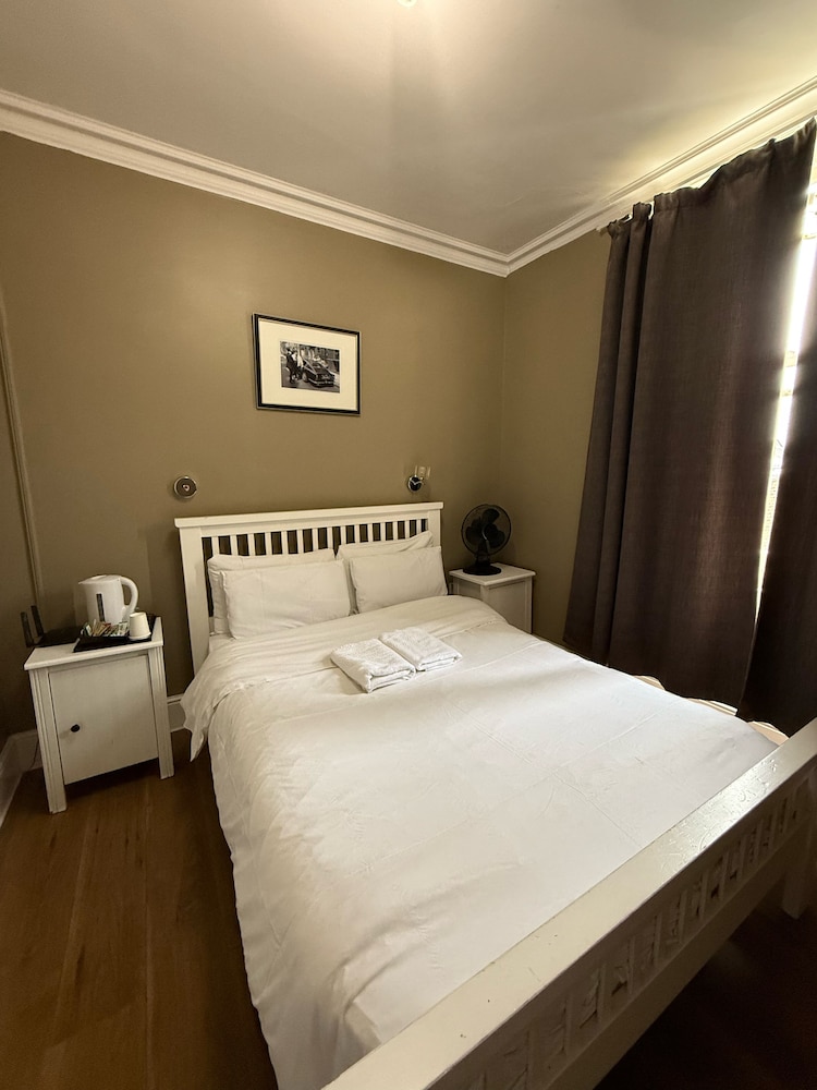 Ebury House Hotel 28/50