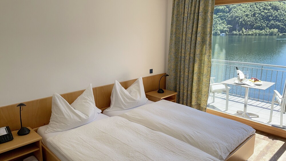 TRESA BAY HOTEL 3/32