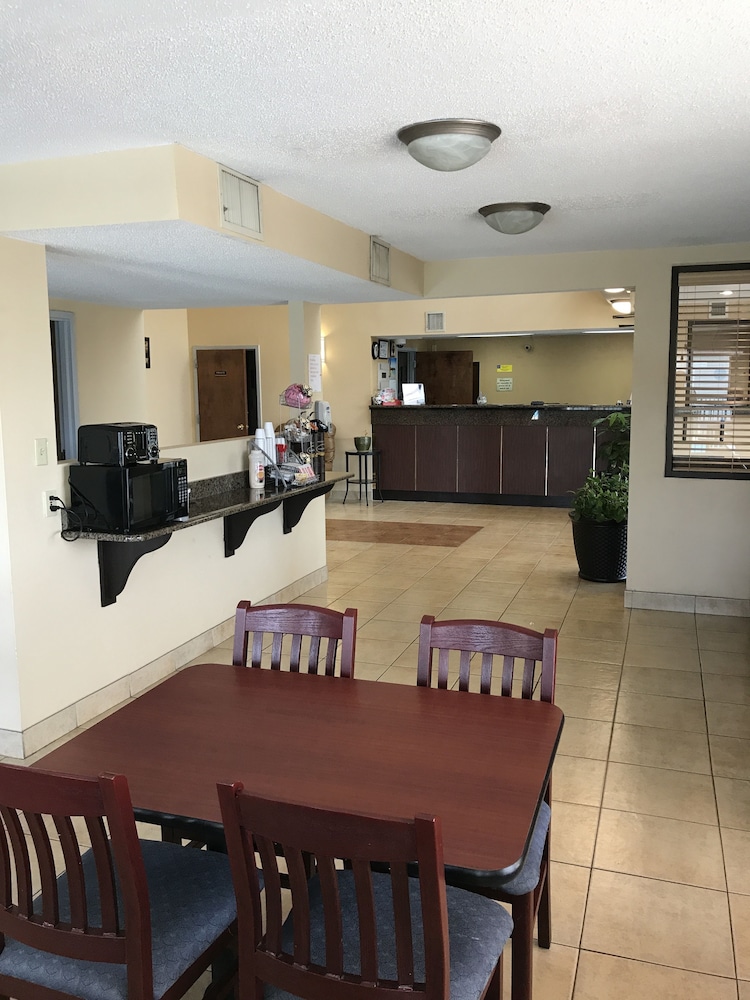 Carolina Inn Suites At Lake Norman 28/34