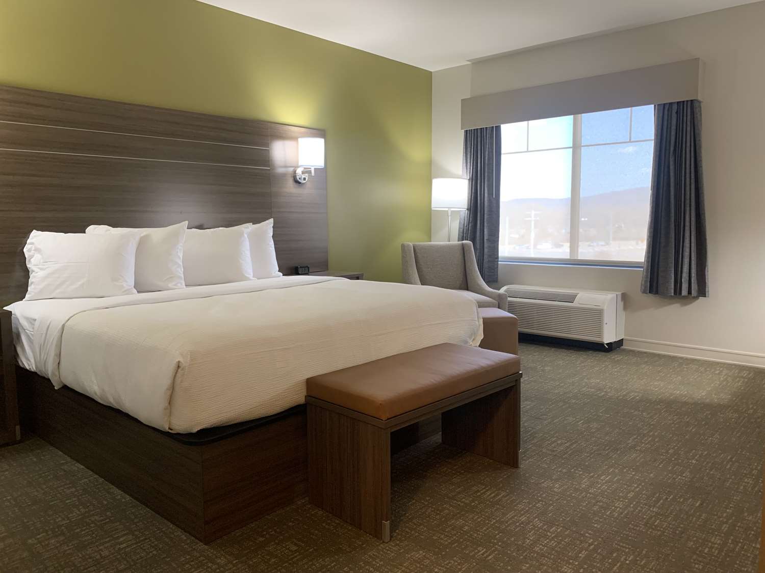 غرفة بسرير كينج