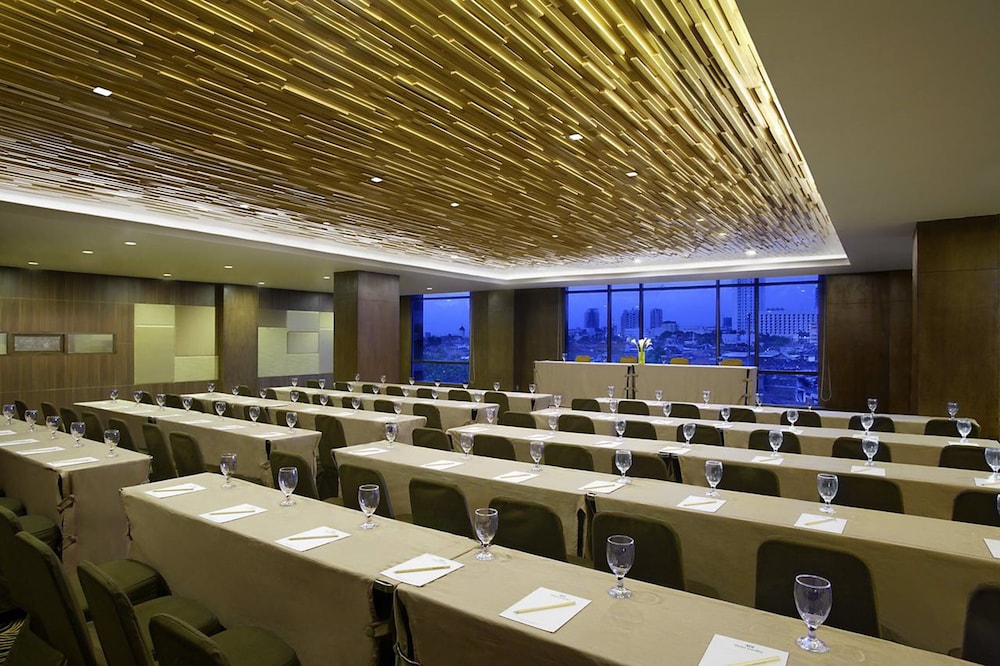 Hotel Santika Pandegiling 50/55