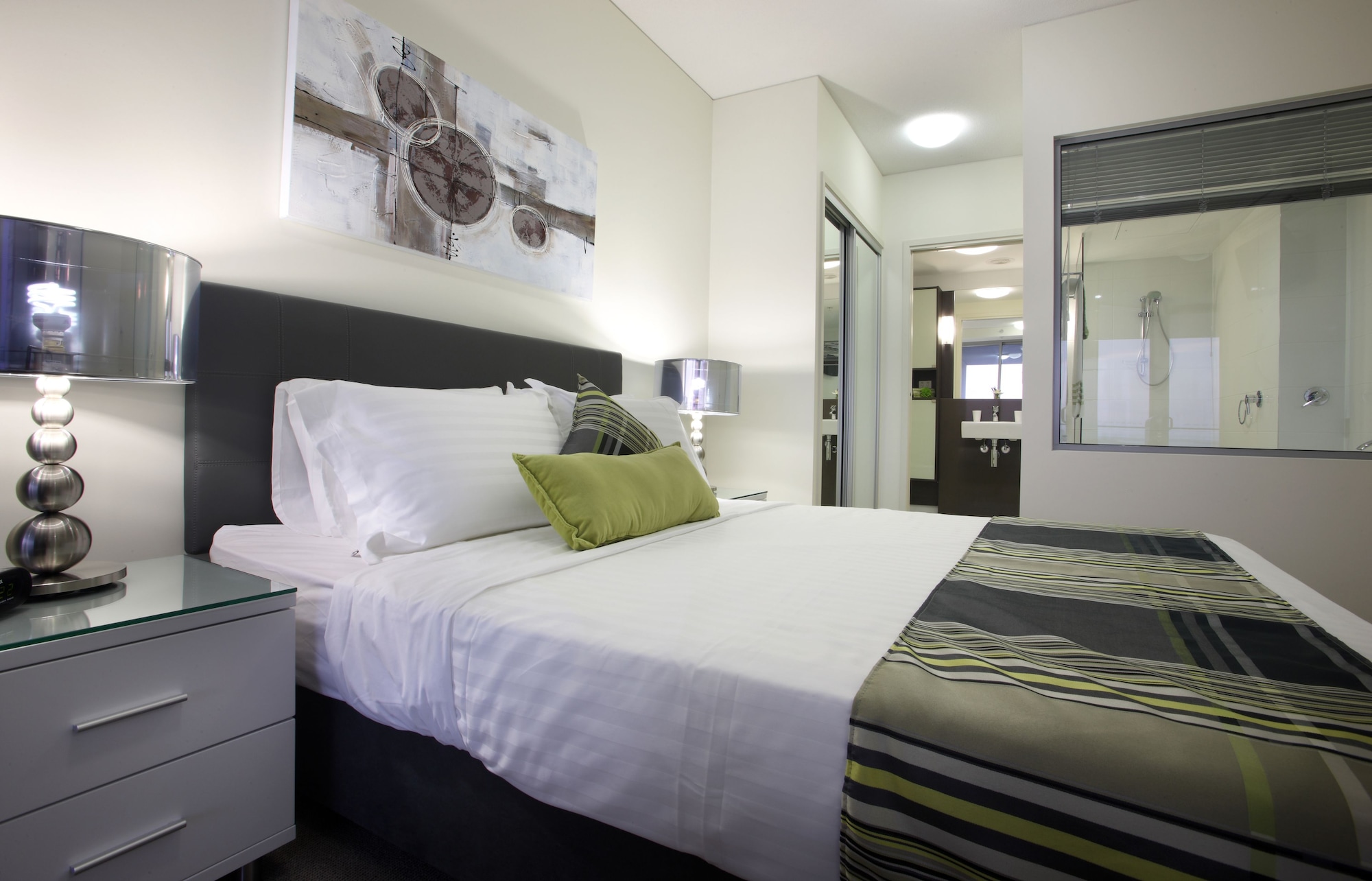 2 Bedrooms, Queen and Twin Beds, Water View