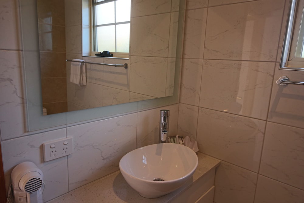 Swansea Cottages & Motel Suites 50/50