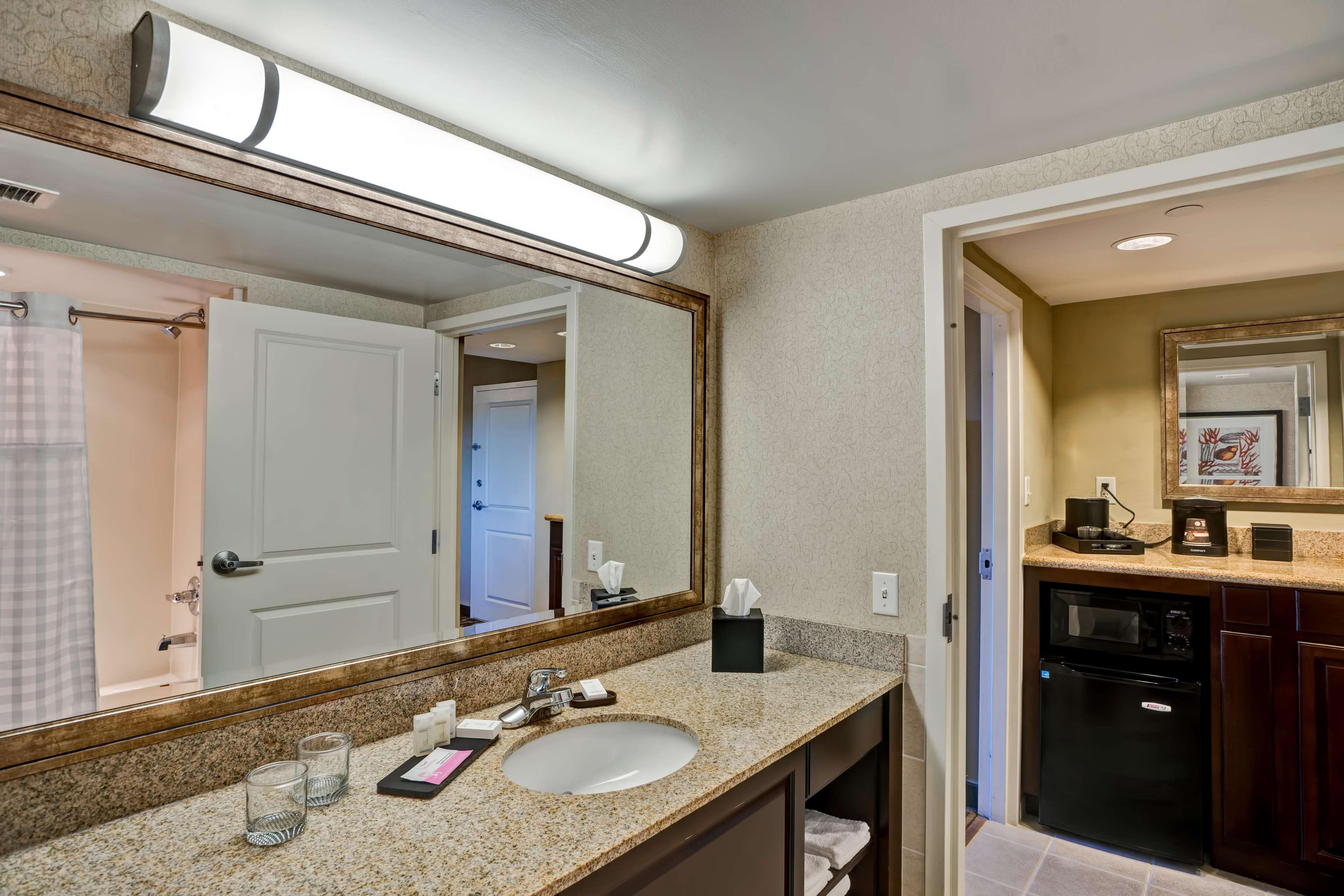 غرفة بسرير كينج بغرفة نوم واحدة لذوي الإعاقة، Embassy Suites by Hilton Fort Myers Estero 3/5