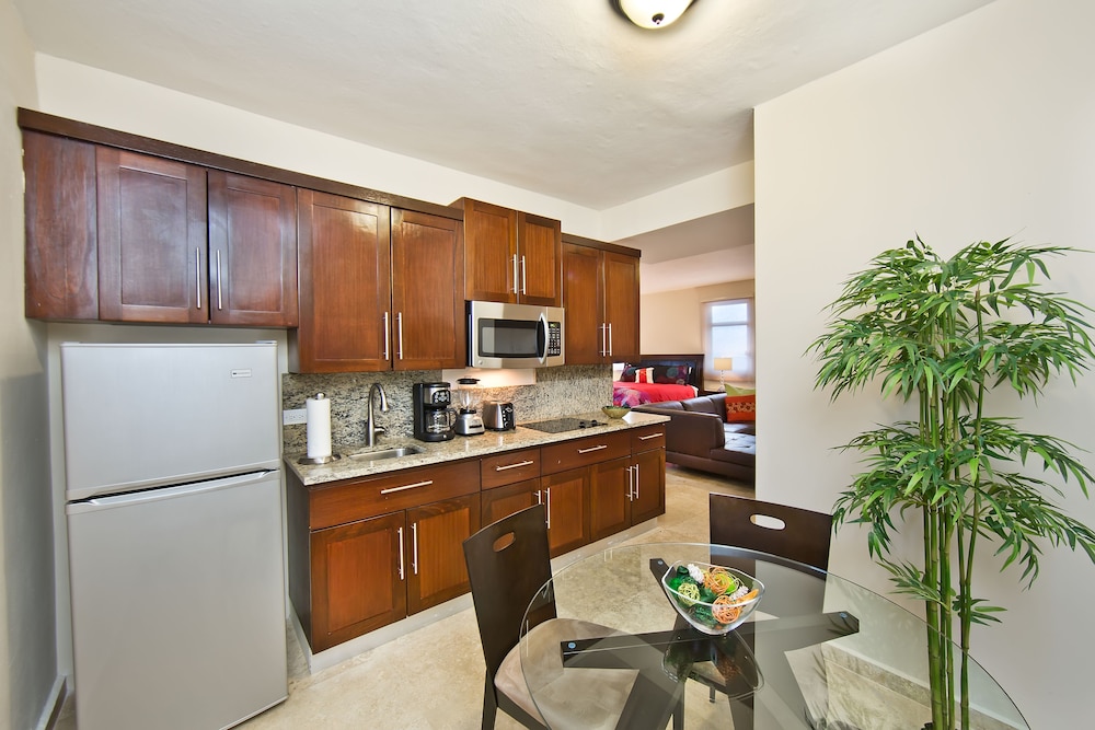 CIQALA Luxury Suites 61/75