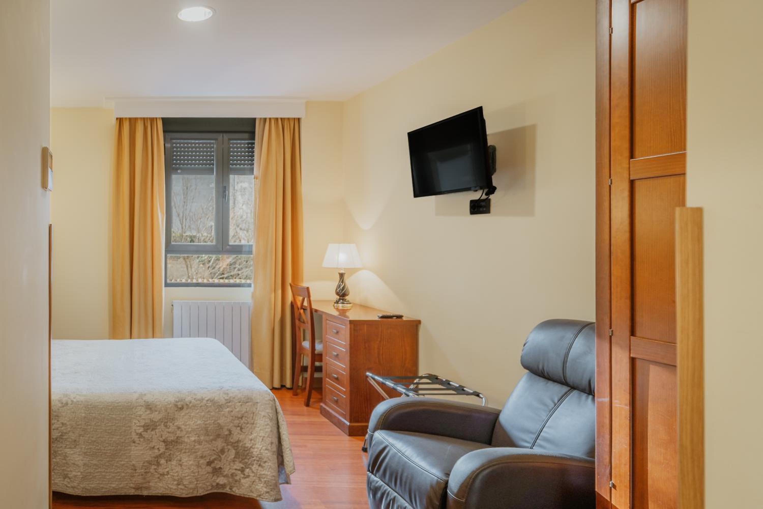 Hotel Reina Isabel 44/57