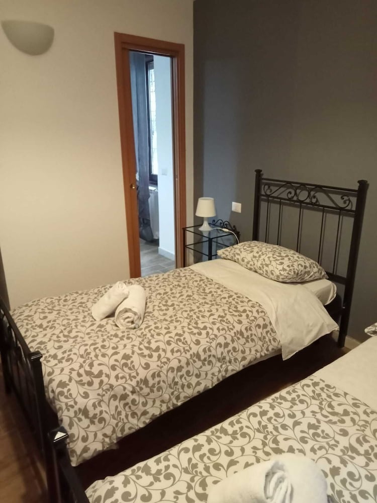2 BEDROOMS, CONDO, STANDARD, KITCHENETTE