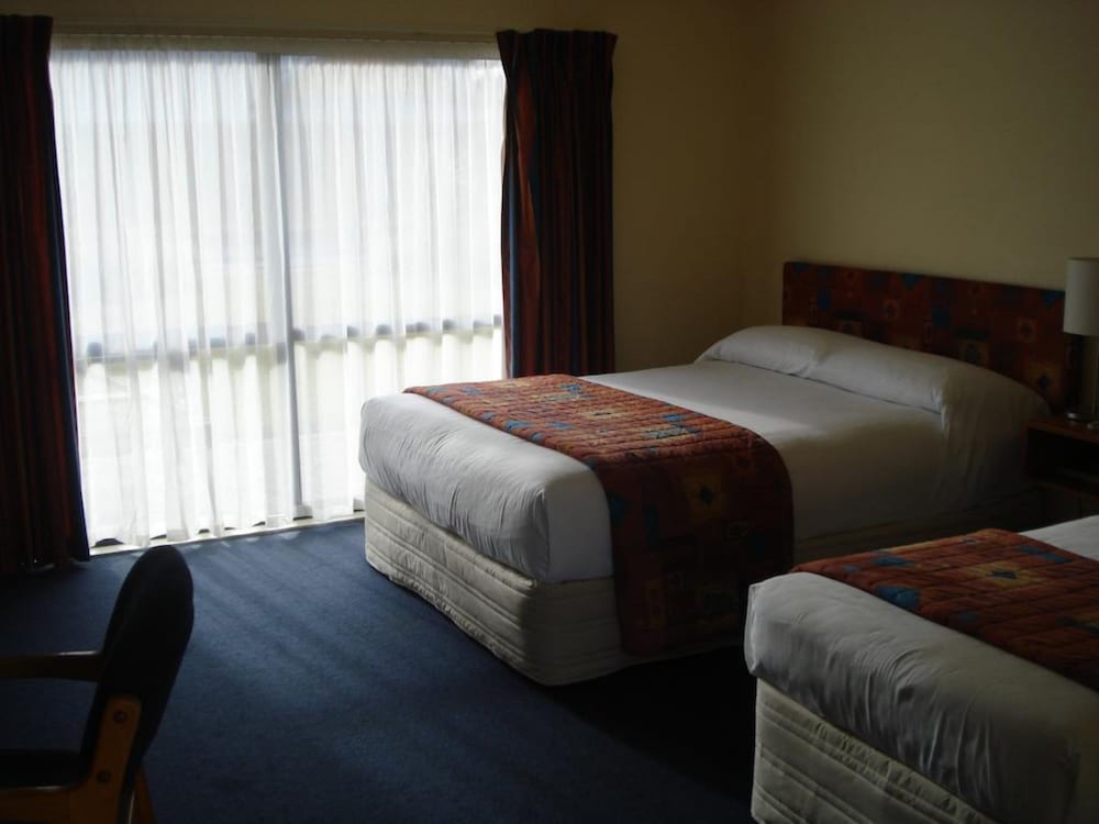 THE PEAKS MOTOR INN 8/40