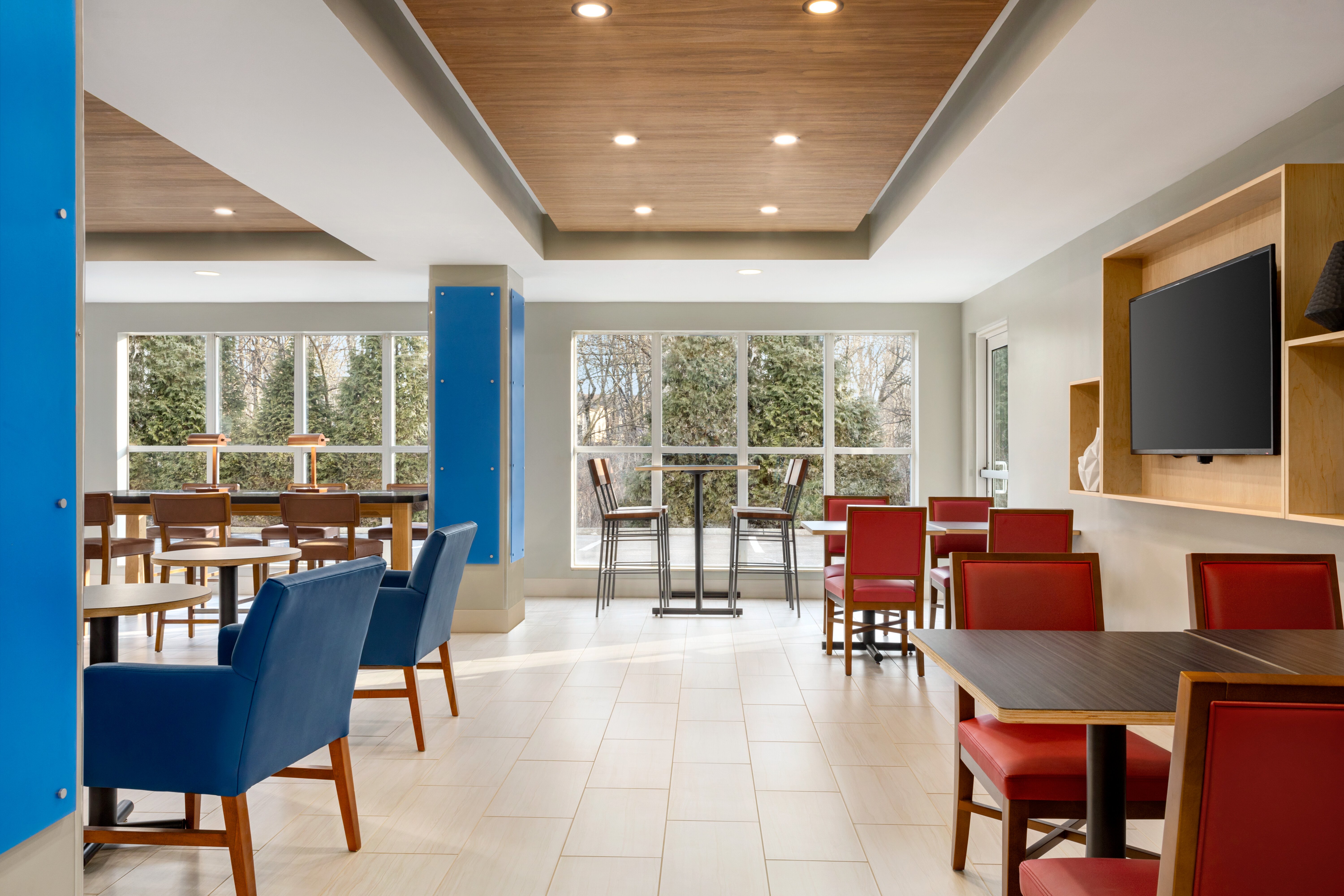 Holiday Inn Express Suites Philadelphia Mt Laurel 47/54