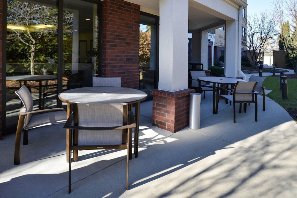 Country Inn & Suites by Radisson, Brown Deer - Milwaukee North 60/65