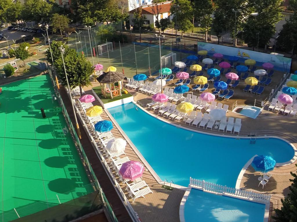 Color Metropolitan Family Hotel 32/33