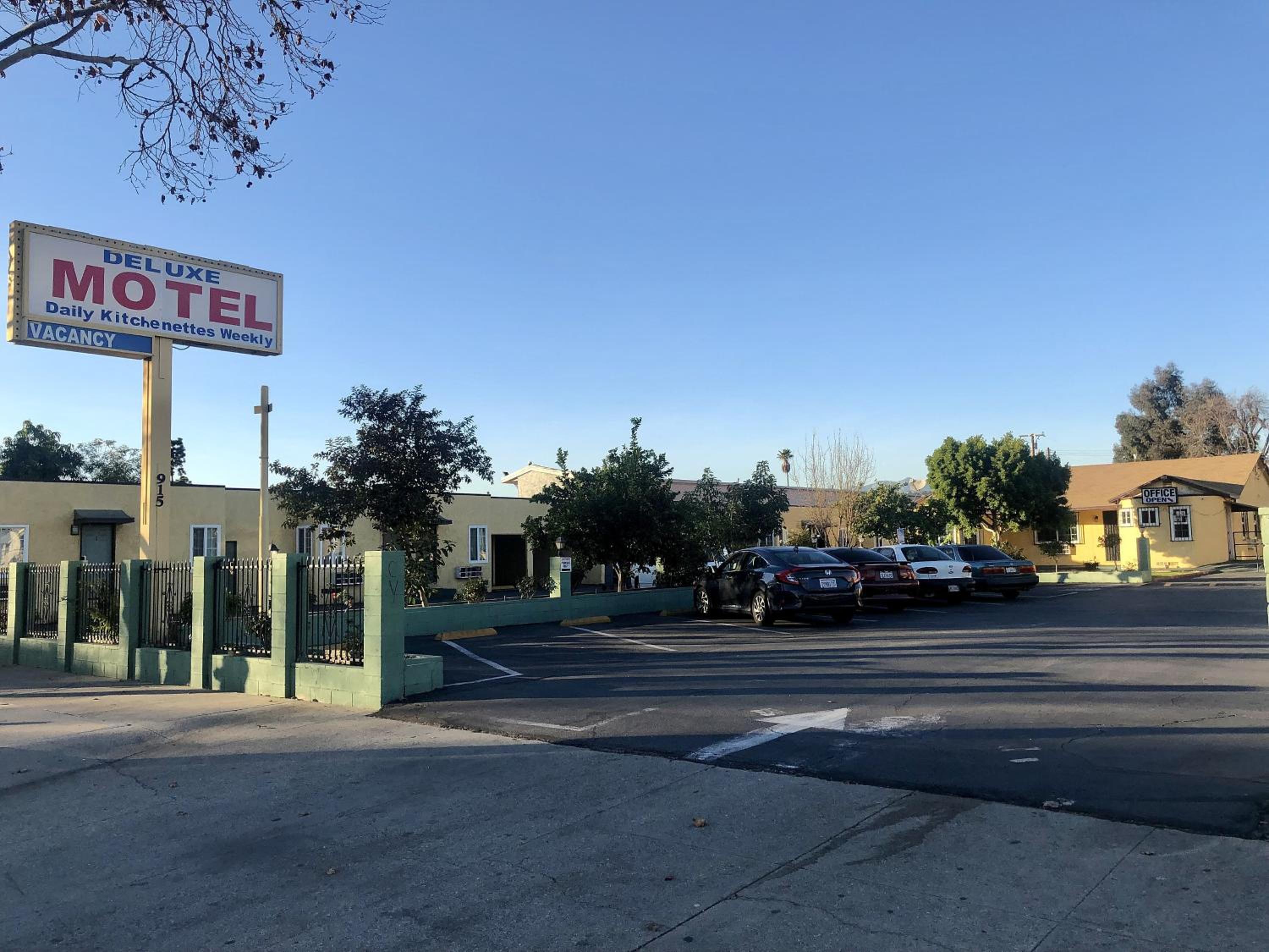 Deluxe Motel 15/17