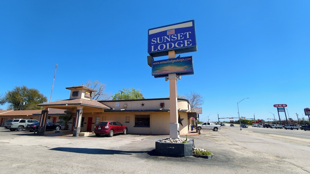 Sunset Lodge Elgin near US 290 by Hotel O 37/47