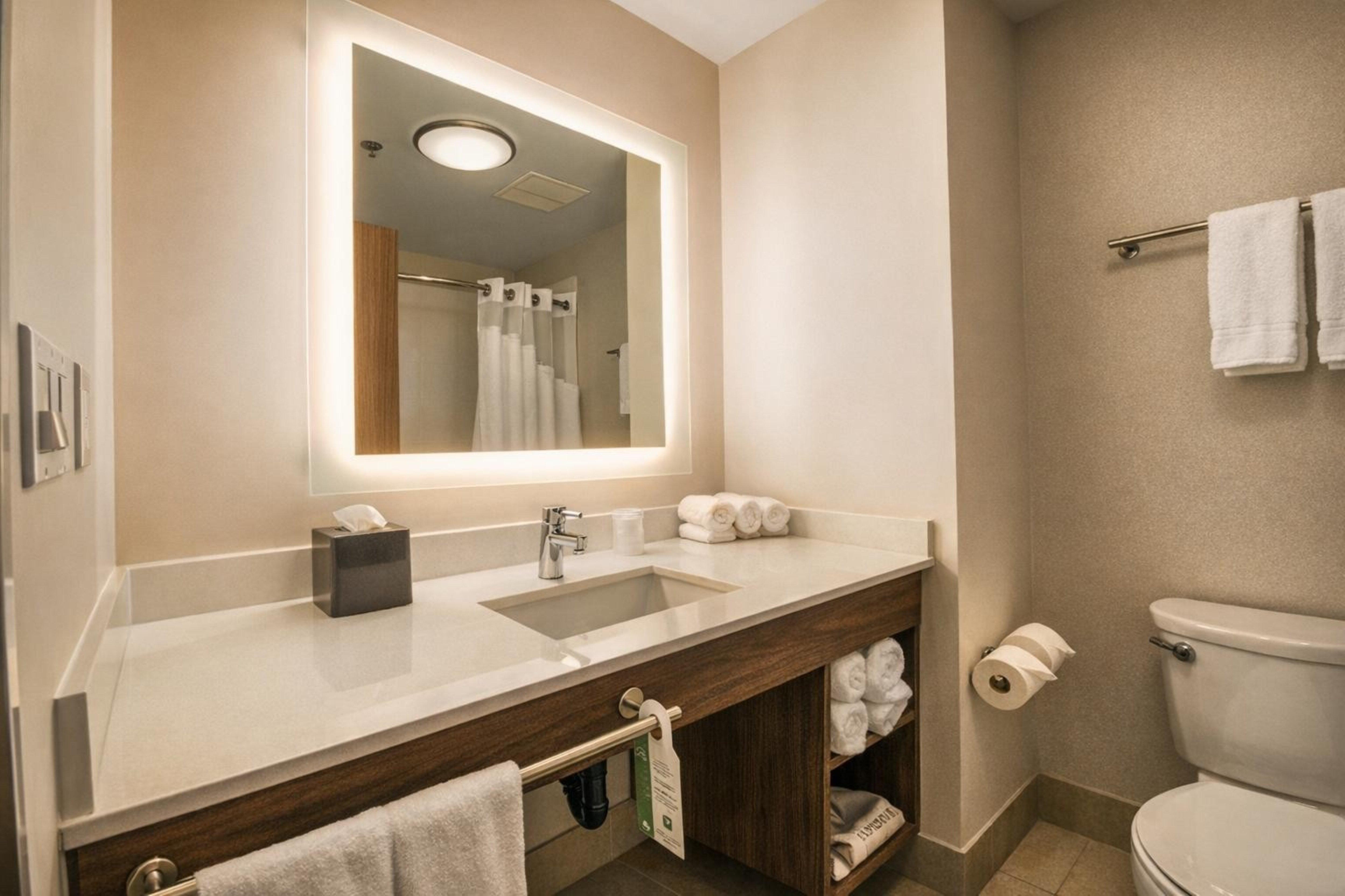 Holiday Inn Express And Suites Victoria Colwood 66/67
