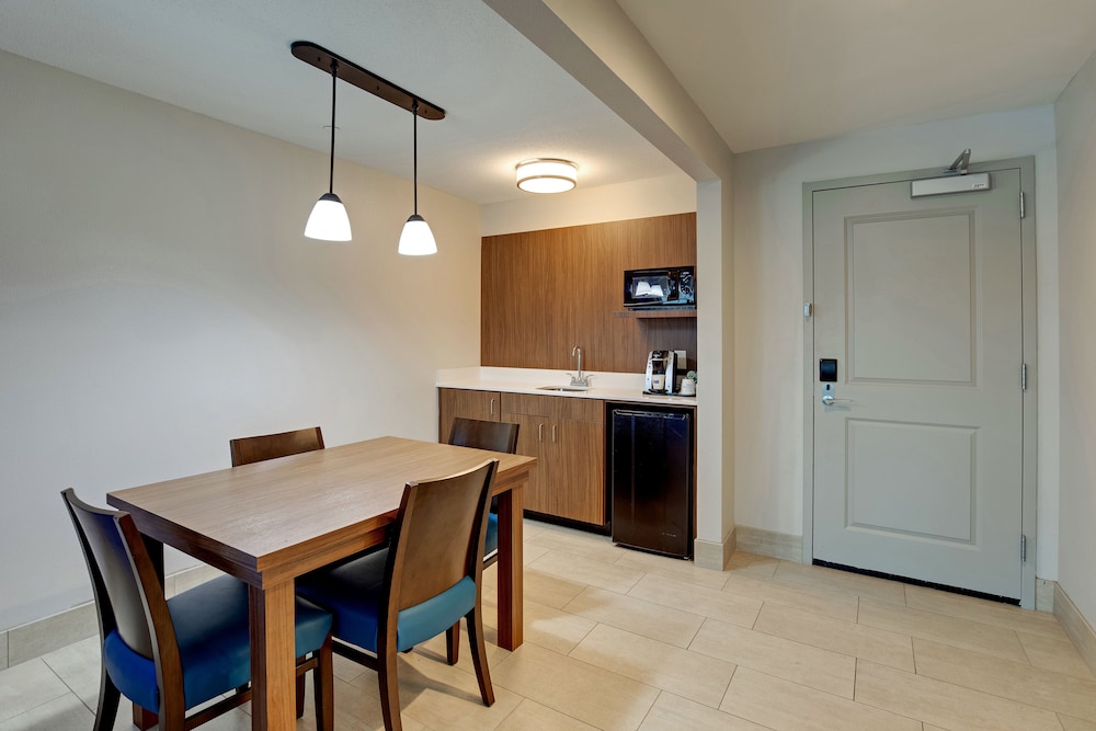 Holiday Inn Express Hotel and Suites Nashville-Opryland 11/64
