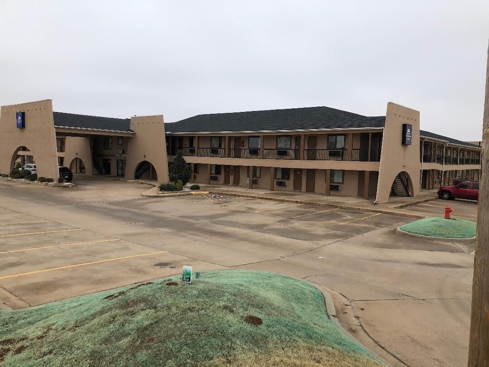 Americas Best Value Inn & Suites Yukon Oklahoma City 2/32