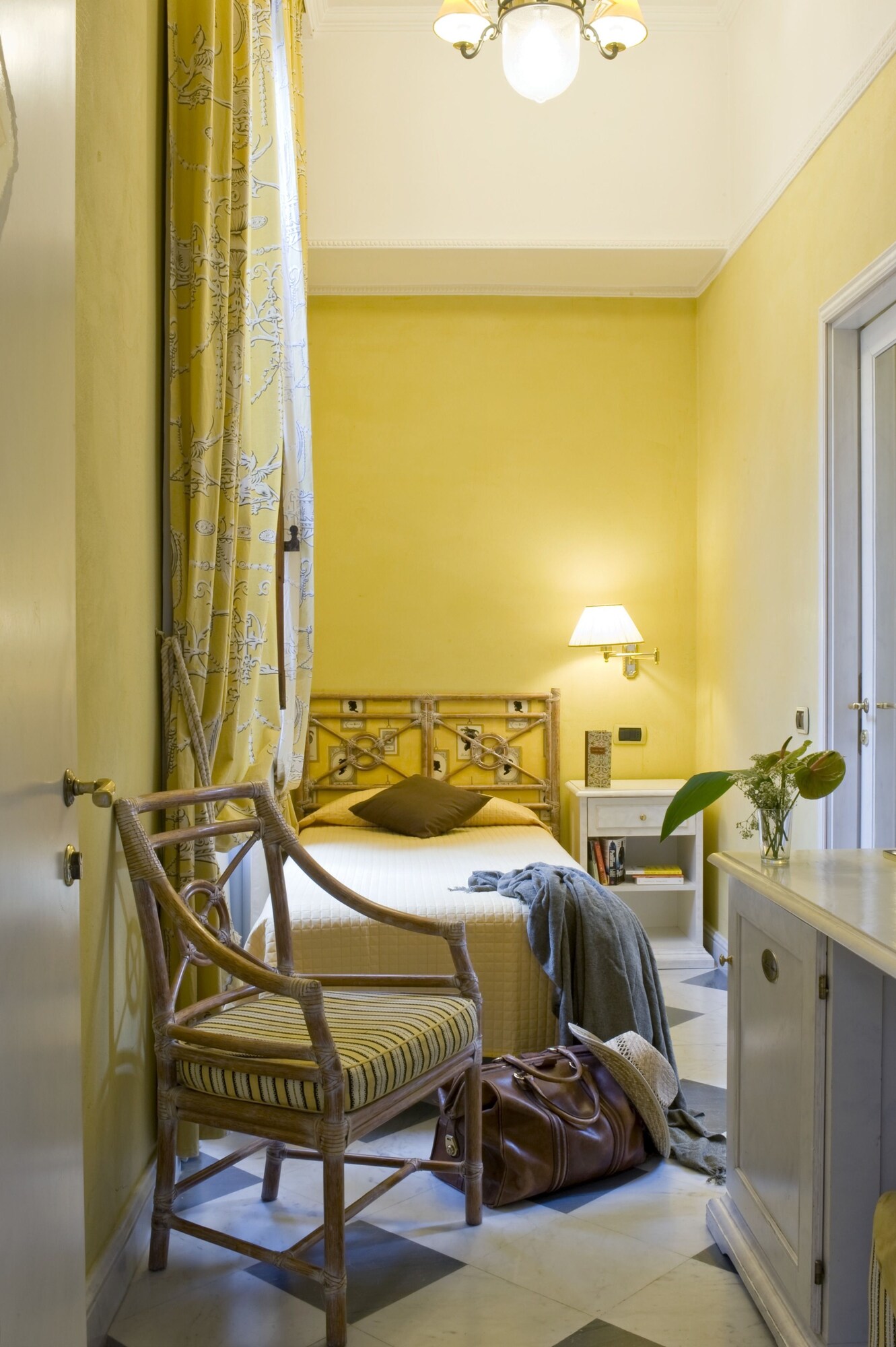SINGLE, PRIVATE BATHROOM