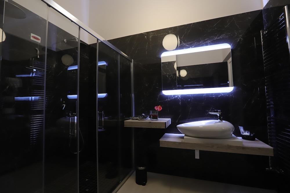 Mecla Suites 18/19