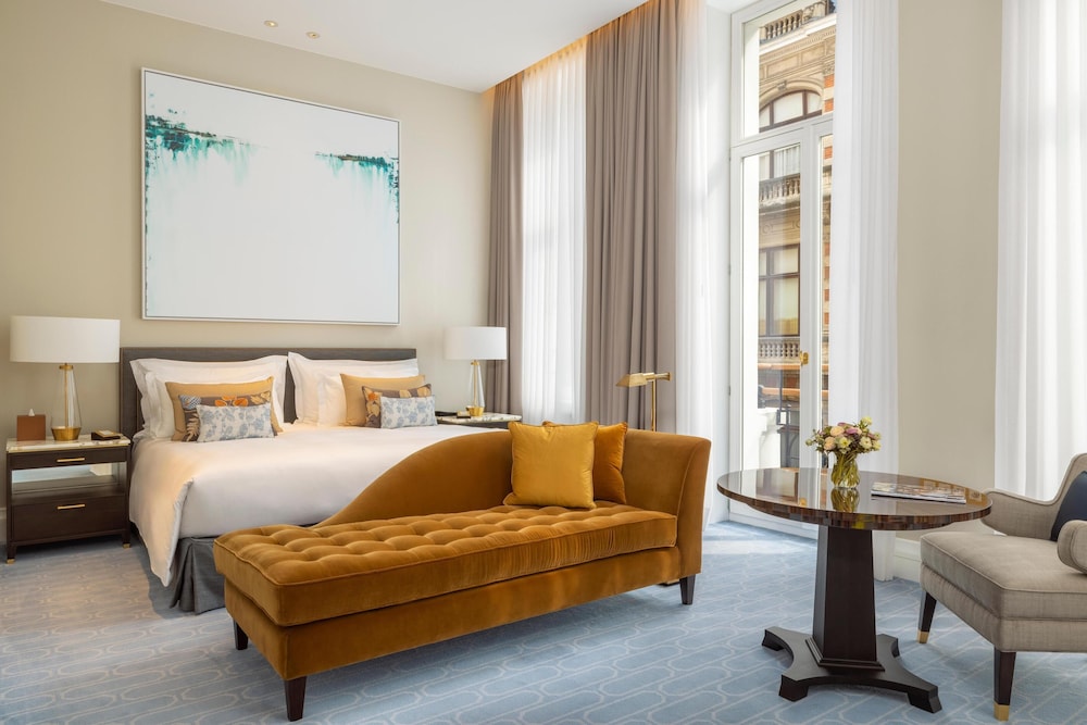 Deluxe, King Bed
