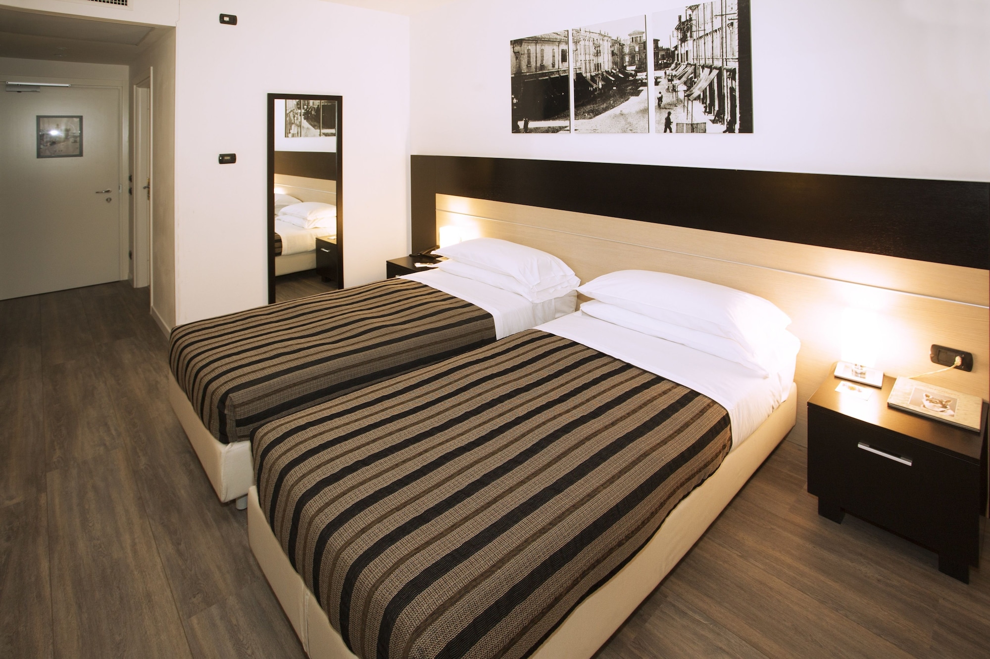 ROOM, TWIN BEDS