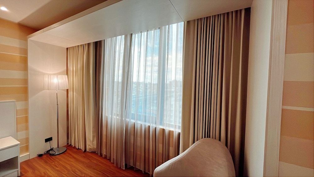 We Meet Hotel 38/68