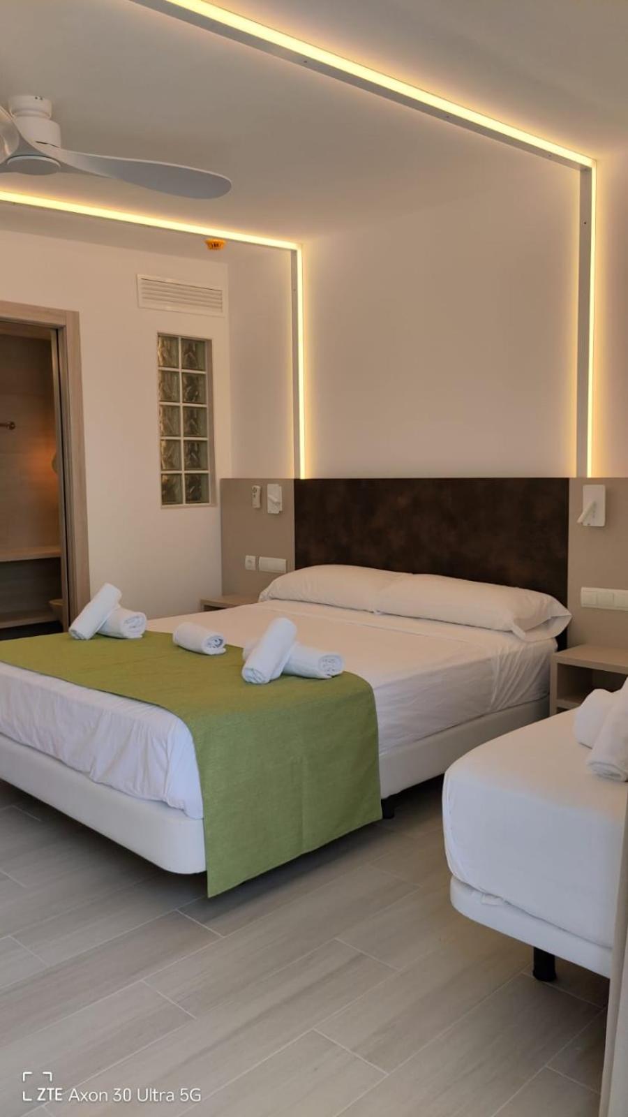 Deluxe, Double Bed, Lateral Side Sea View