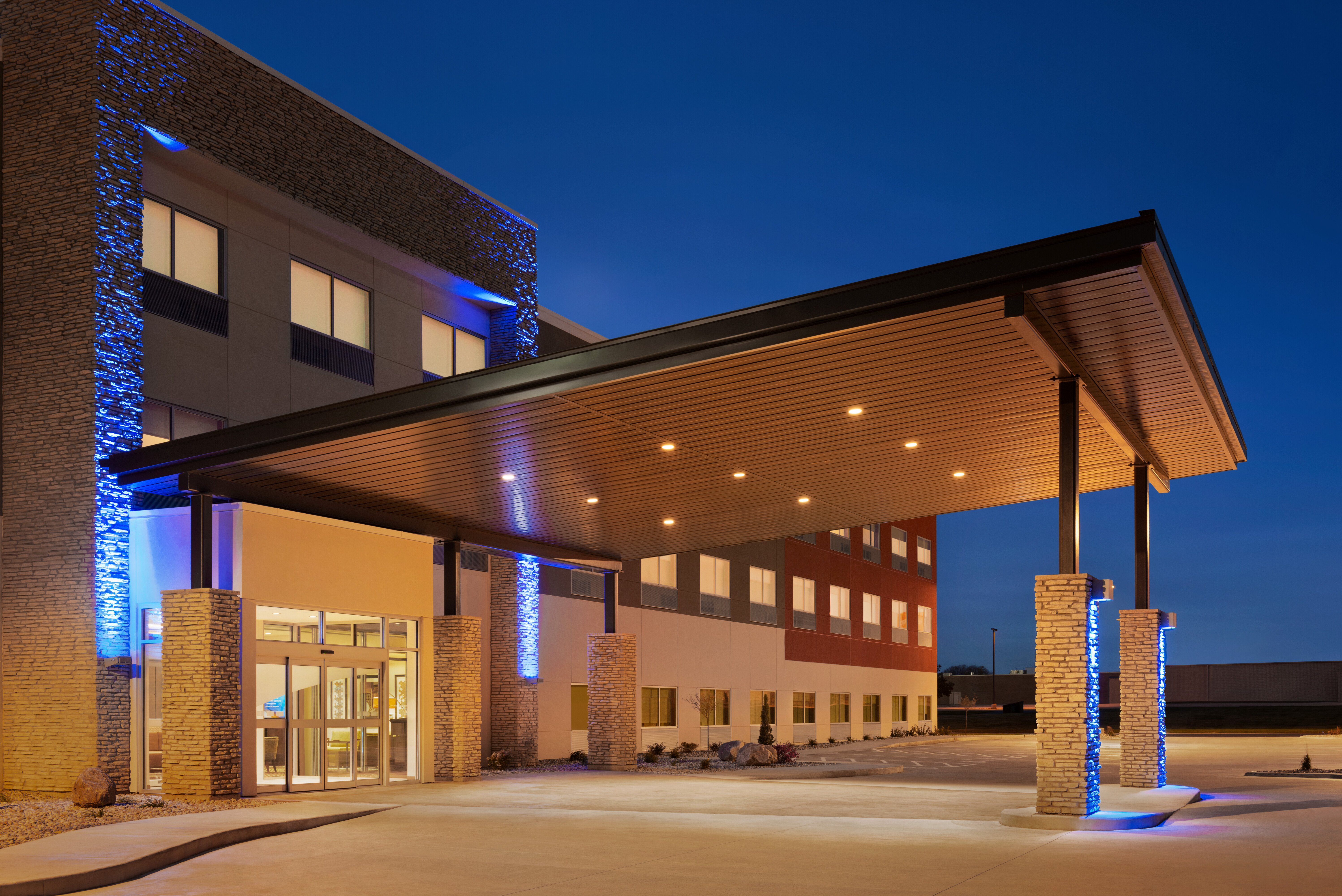 Holiday Inn Express Suites Beaver Dam 1/50
