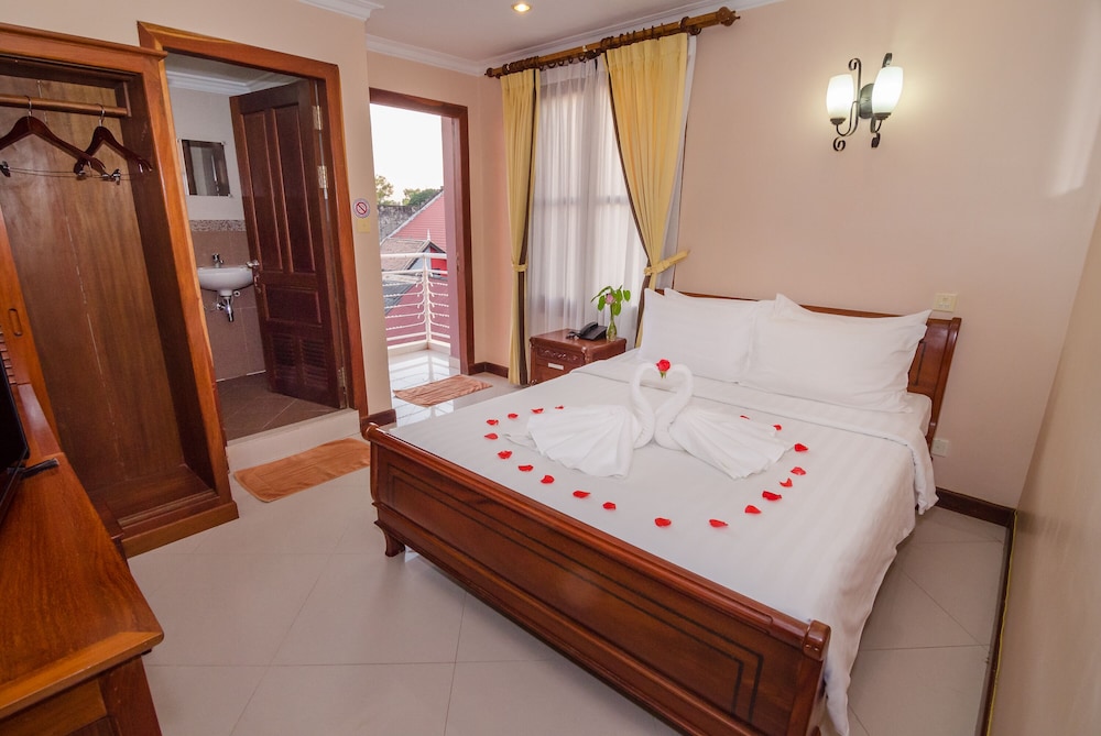 DELUXE, KING BED