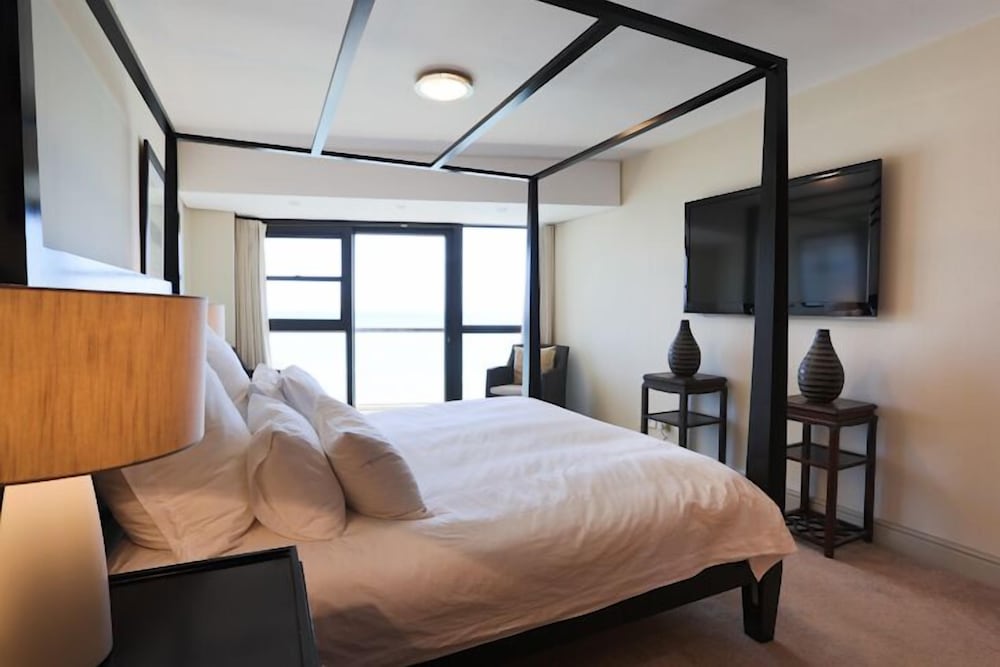 Loddeys Ocean View Apartments 3/10