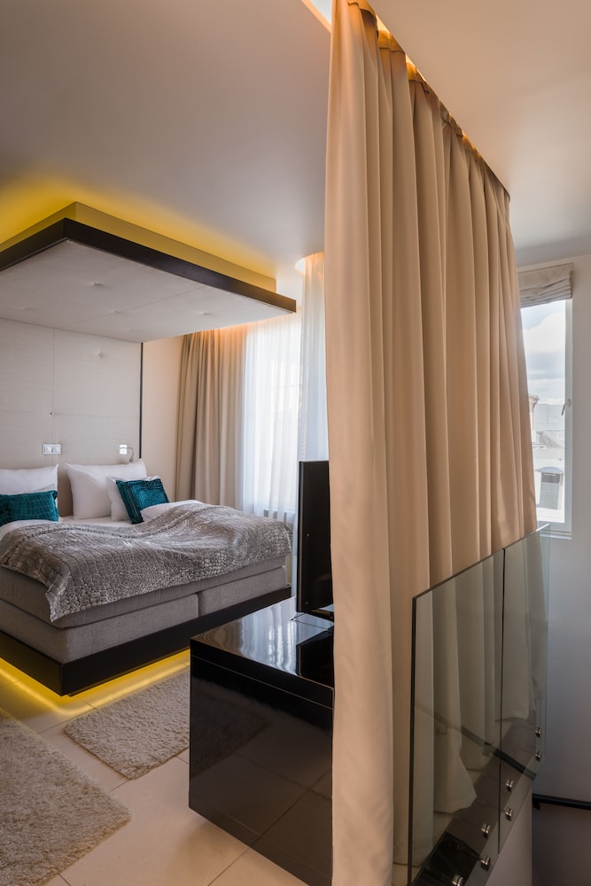 STANDARD, QUEEN BED