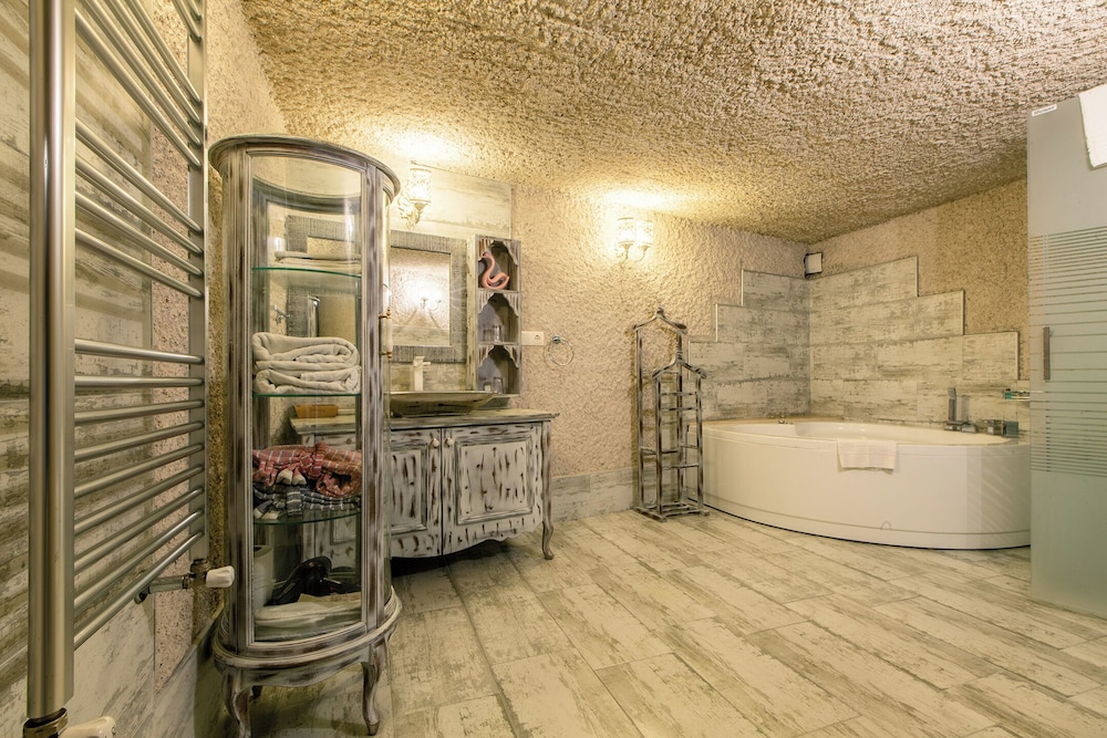 Karlik Cave Suite 3/50
