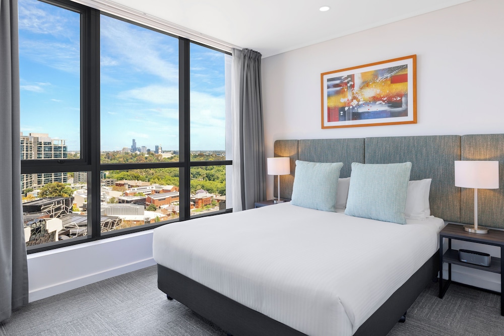 3 Bedrooms, Deluxe, Apartment, King and Twin Beds, Queen Bed, 2 Bathrooms، Quest Southbank 3/10
