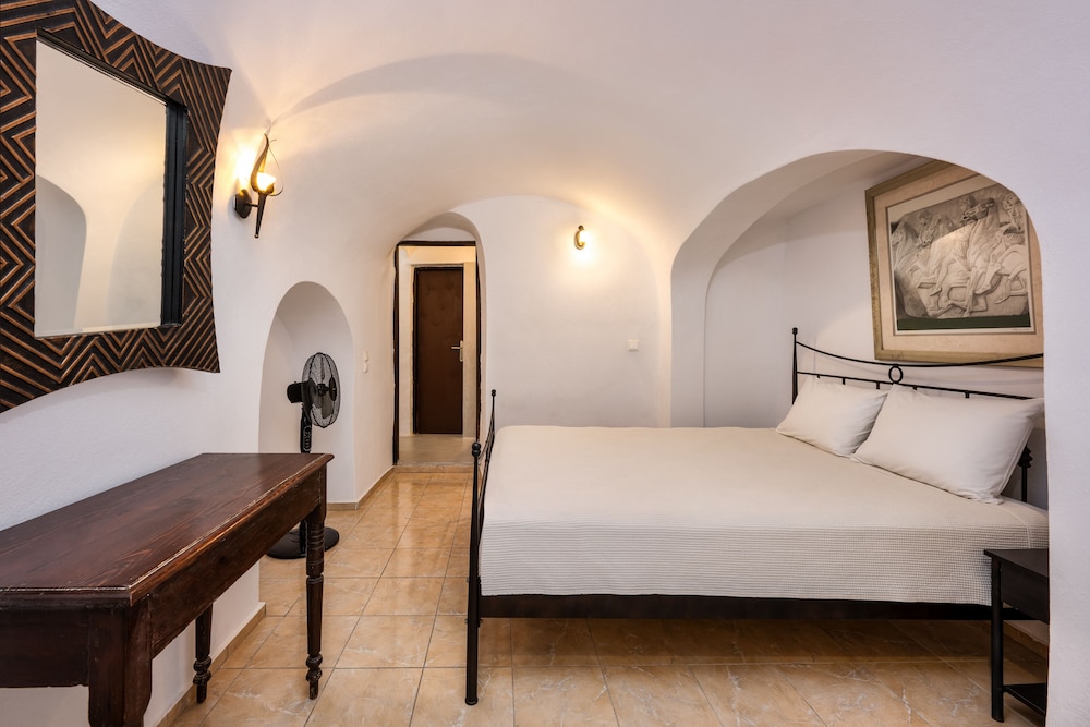 LAVA SUITES and LOUNGE 7/40