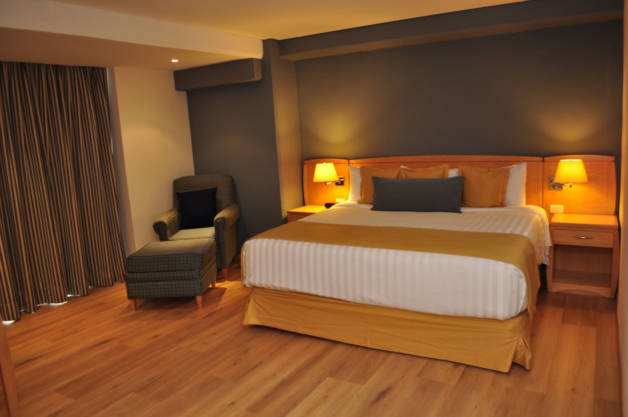 PREMIUM, KING BED