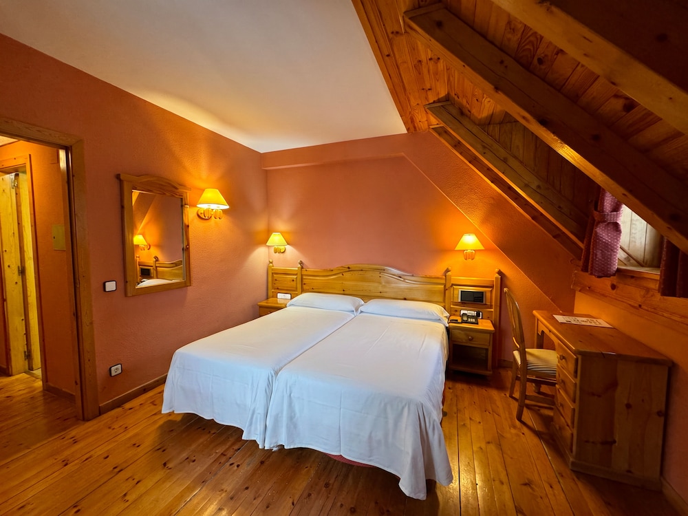 Room, Double or Twin Bed, Attic، Rvhotels Orri 7/10