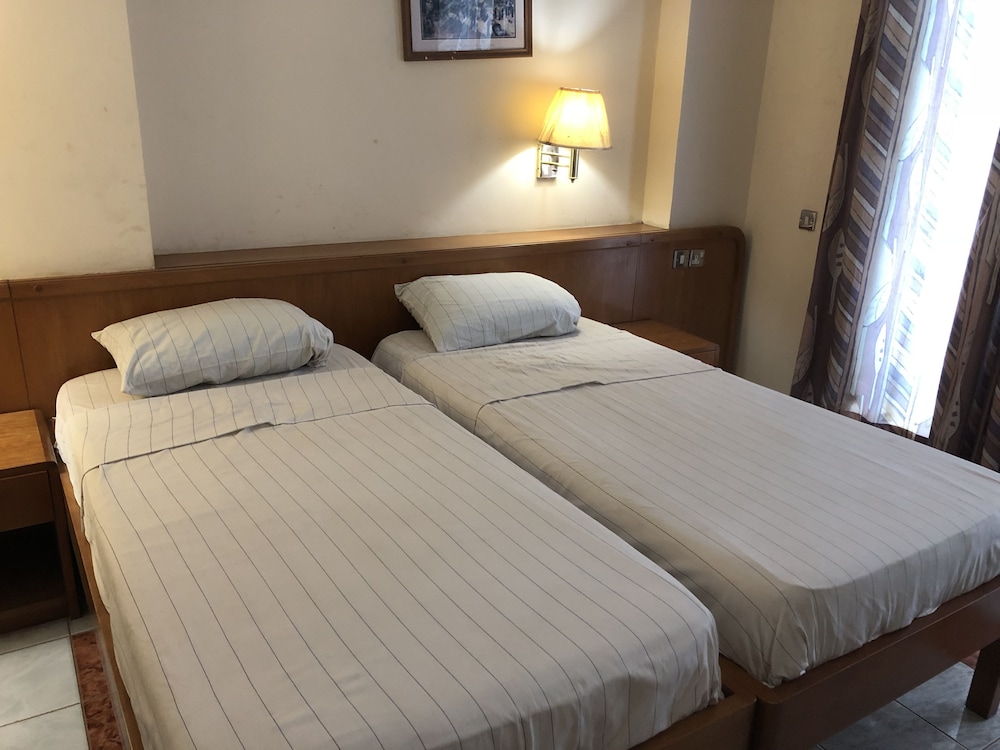 Maple Leaf Hotel 15/27