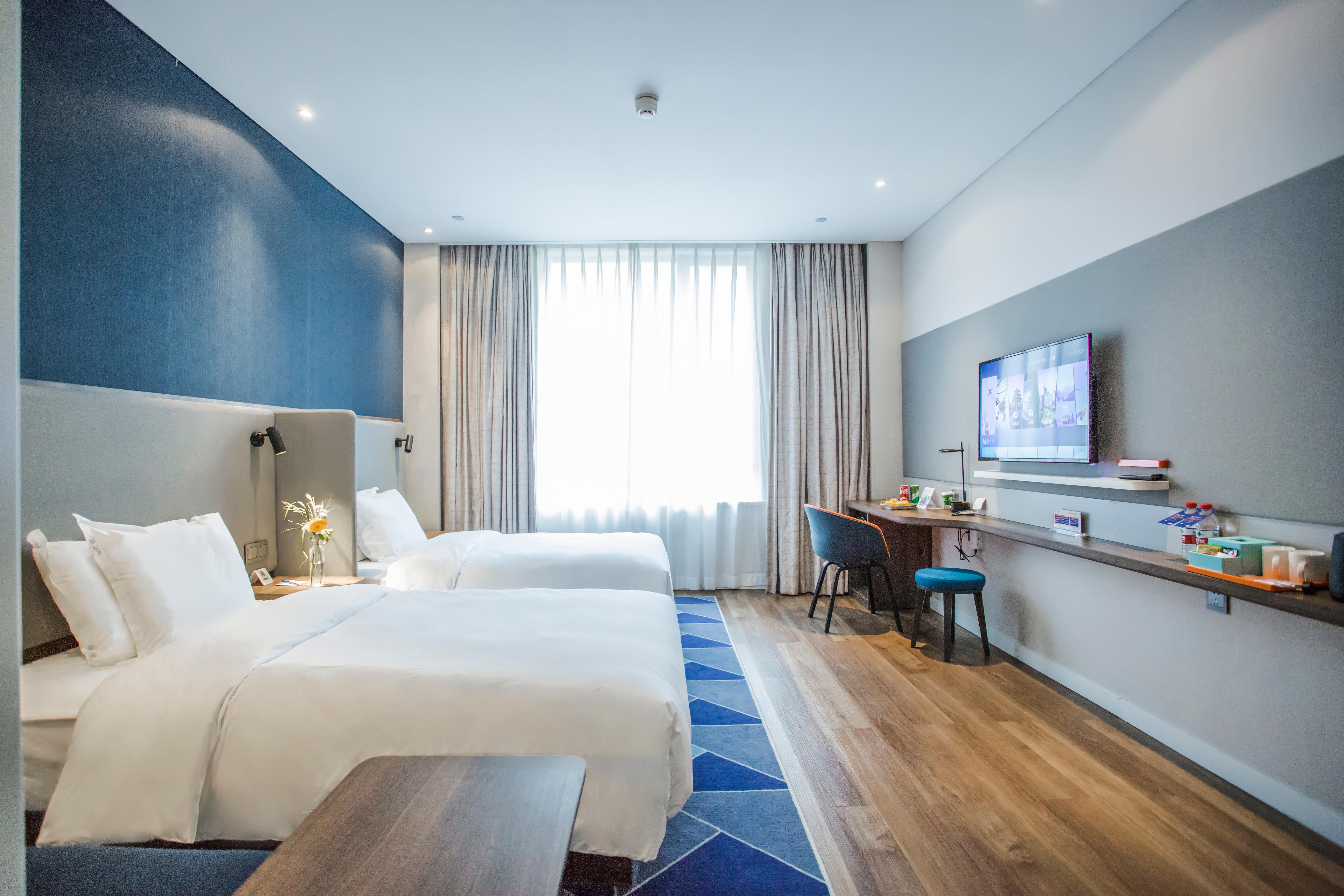 Suite, Single, 1 King and 1 Single Beds