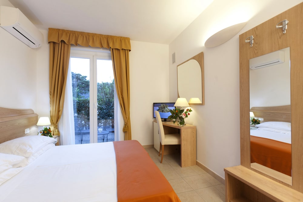 Hotel Villa Smeraldo 8/44