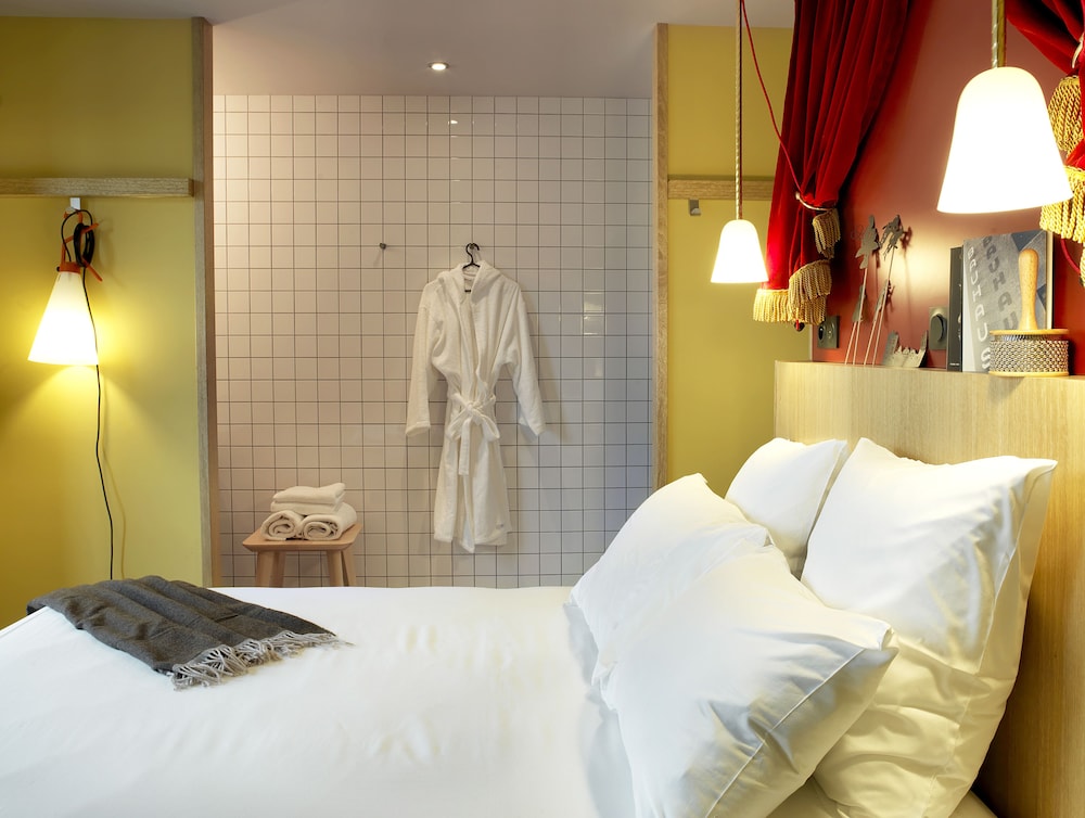 Mob Hotel Paris Les Puces 23/65