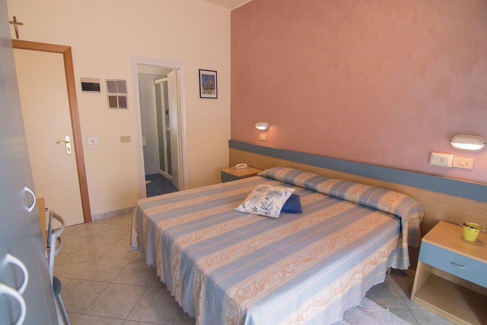 ROOM, DOUBLE BED