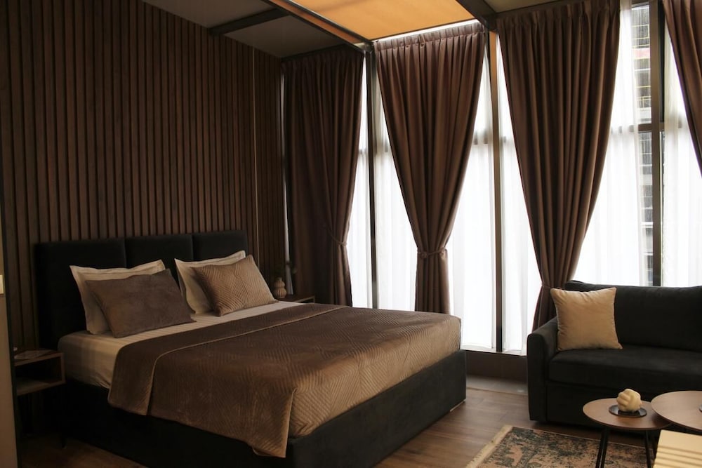 DELUXE, DOUBLE BED
