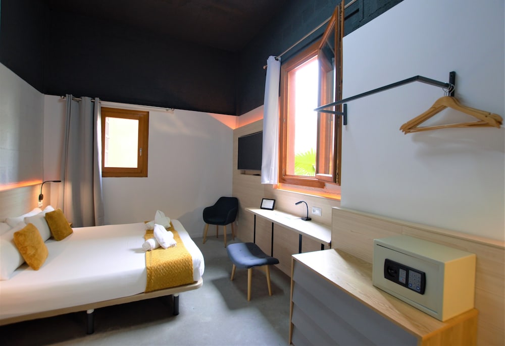 BRICK HOTEL 14/38