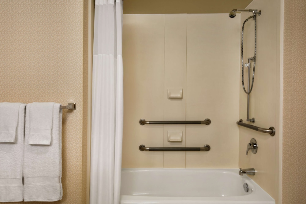 Hampton Inn and Suites by Hilton Langley Surrey 20/72