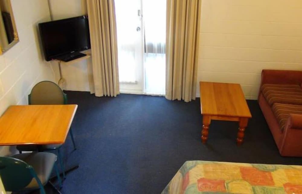 Pathfinder Motel 35/50