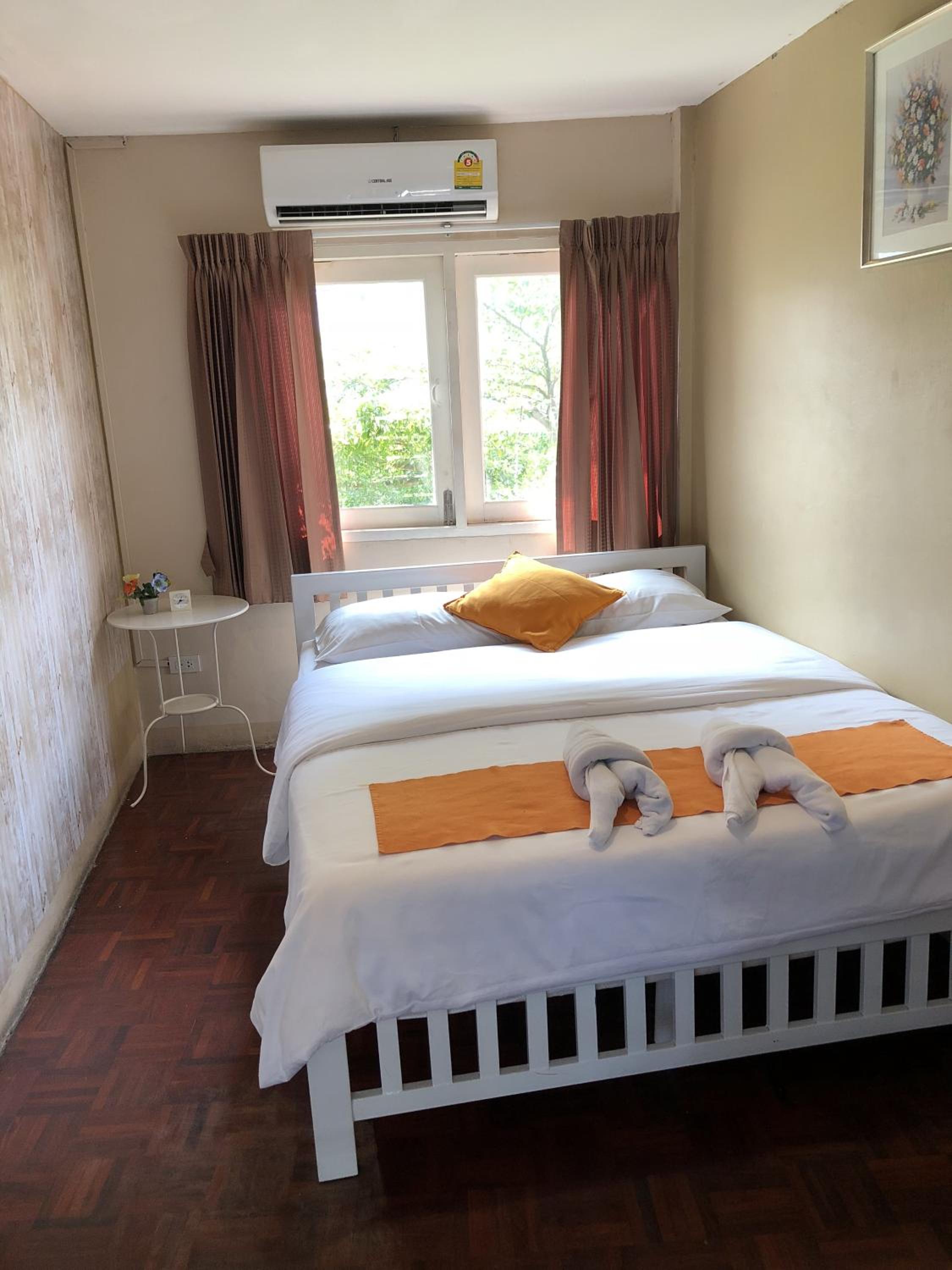 STANDARD, DOUBLE BED, SHARED BATHROOM