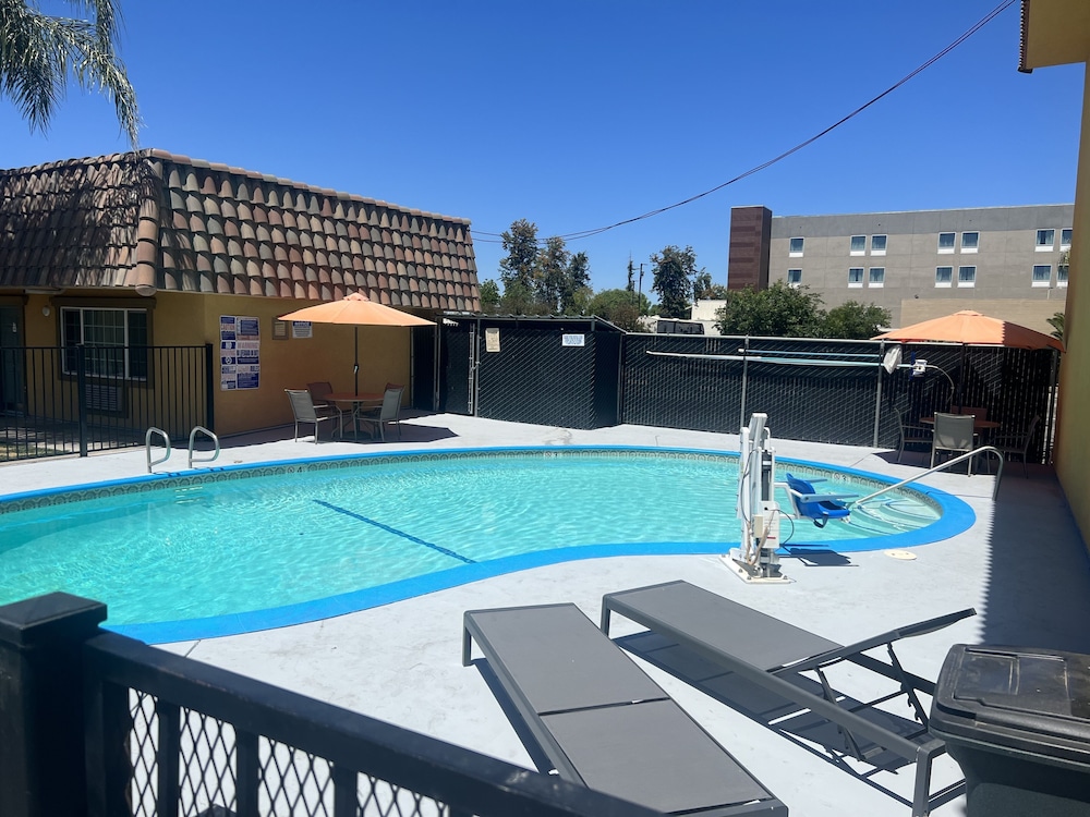 Rodeo Lodge (ex Americas Best Value Inn and Suites-Clovis/Fresno) 9/59